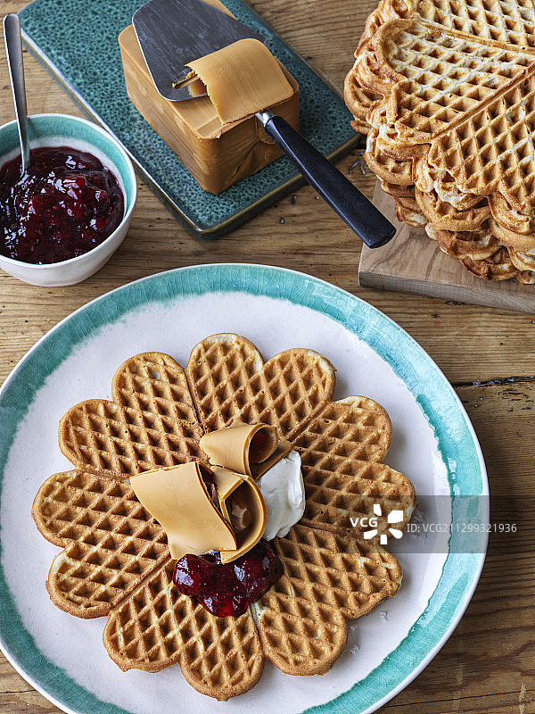 挪威华夫饼配烟熏奶酪和果酱图片素材