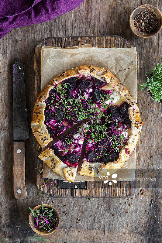 羊乳酪和微 greens 甜菜根馅饼图片素材