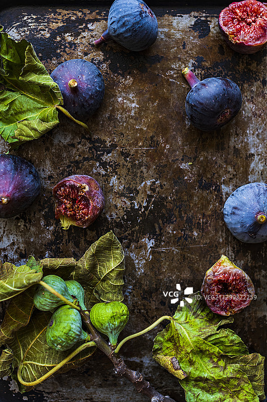 带无花果叶的新鲜无花果图片素材