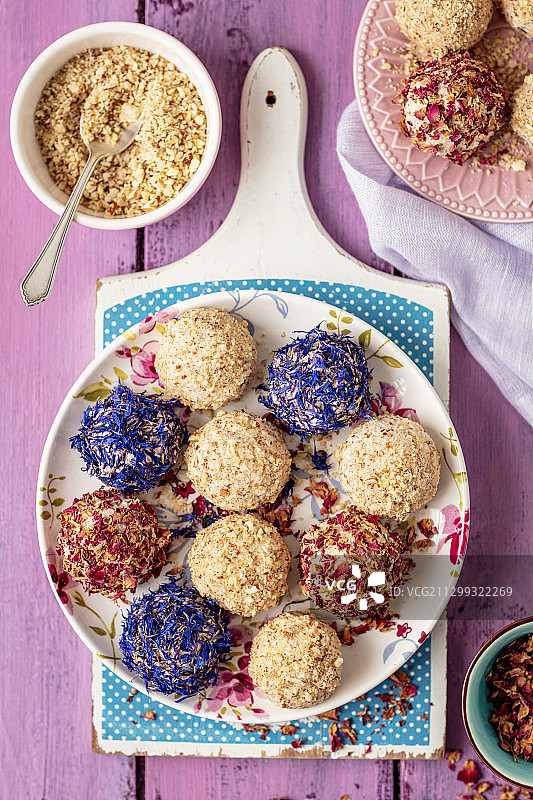 夸克马斯卡彭巧克力球：迷你免烤芝士蛋糕，含坚果和花瓣图片素材