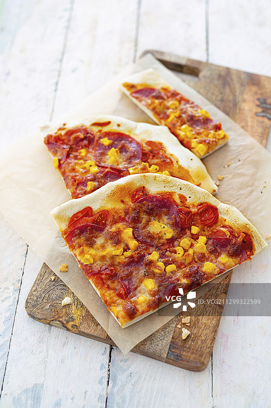 披萨：甜玉米、辣椒和萨拉米香肠图片素材
