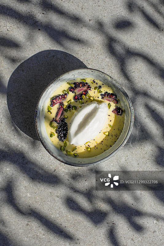 香草奶油上的蛋白饺子图片素材