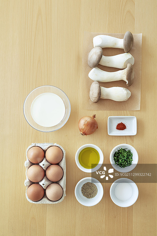蘑菇煎蛋卷制作原料图片素材