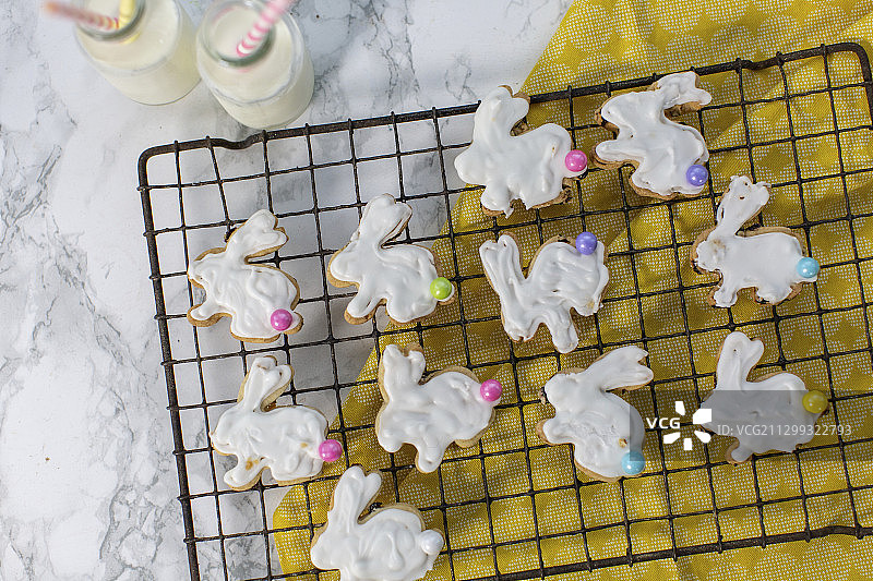 冷却架上的复活节兔子饼干图片素材