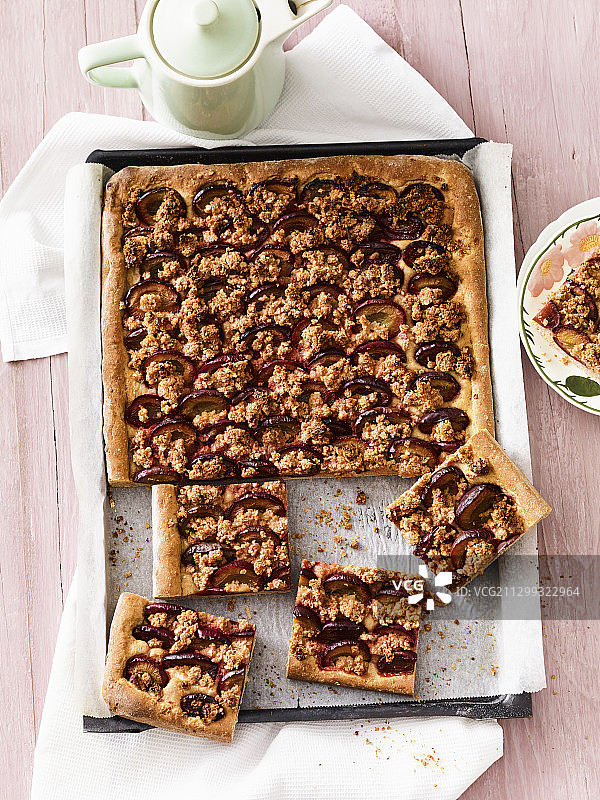 李子托盘烘烤蛋糕配腰果和肉桂碎图片素材