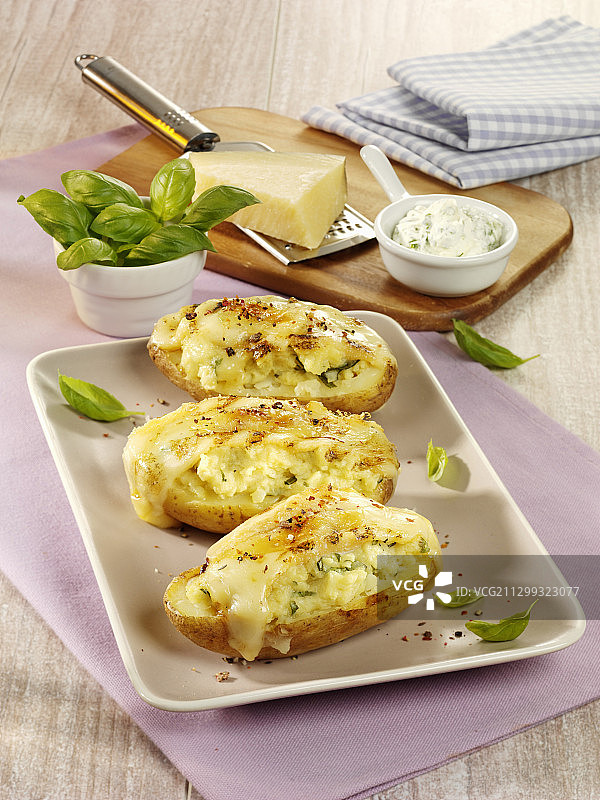 烤土豆配明斯特奶酪图片素材