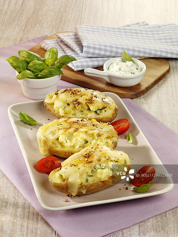 烤土豆配明斯特奶酪图片素材