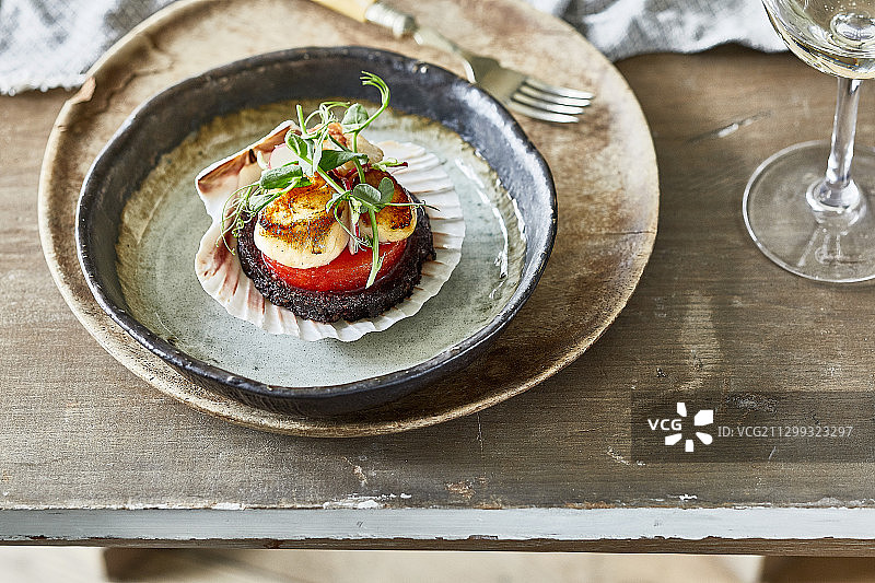 香煎苏格兰扇贝配黑布丁、西瓜、萝卜和豌豆苗图片素材