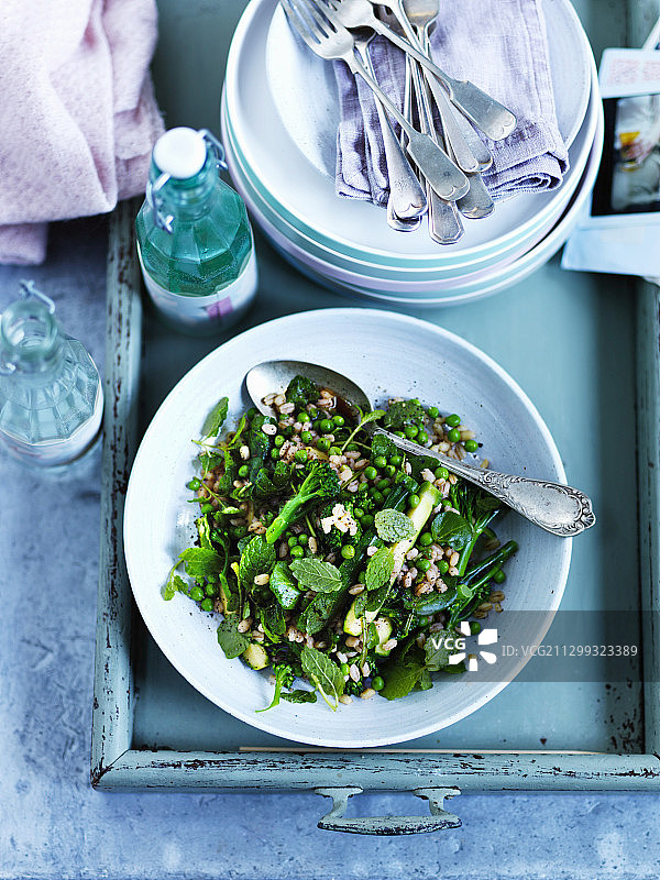 绿色珍珠大麦沙拉配豌豆、薄荷、西兰花和西葫芦图片素材