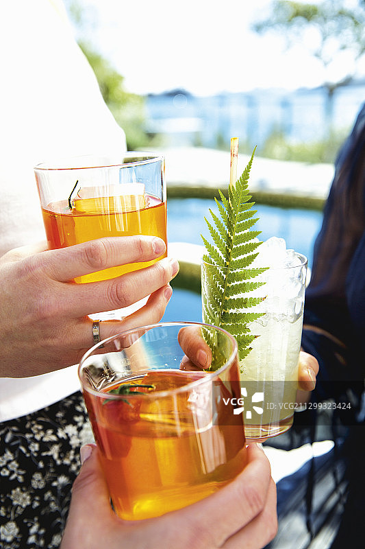 内格罗尼鸡尾酒与杜松子酒、味美思、阿佩罗和樱桃番茄图片素材