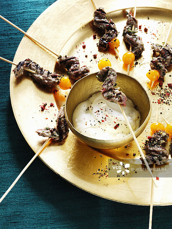带蘸酱的牛肉串图片素材