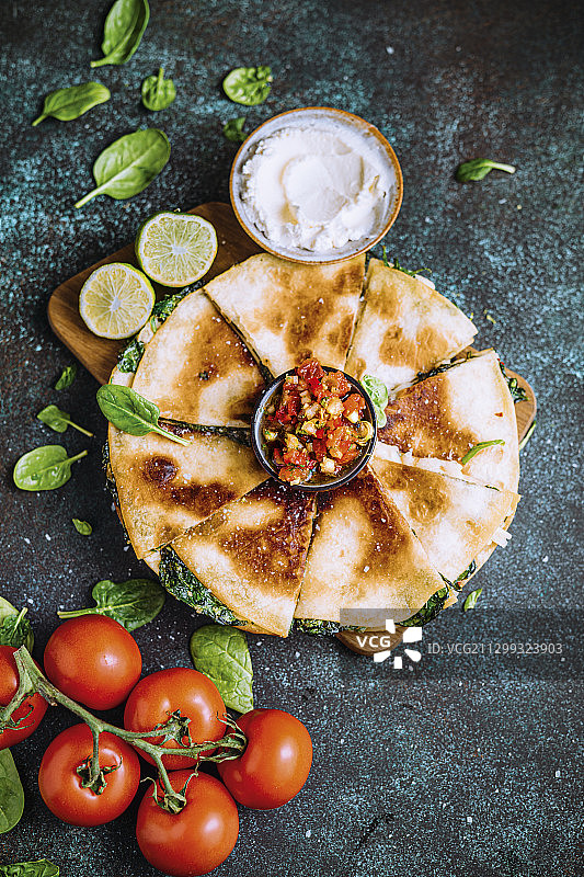 菠菜墨西哥烤饼配香辣莎莎酱图片素材