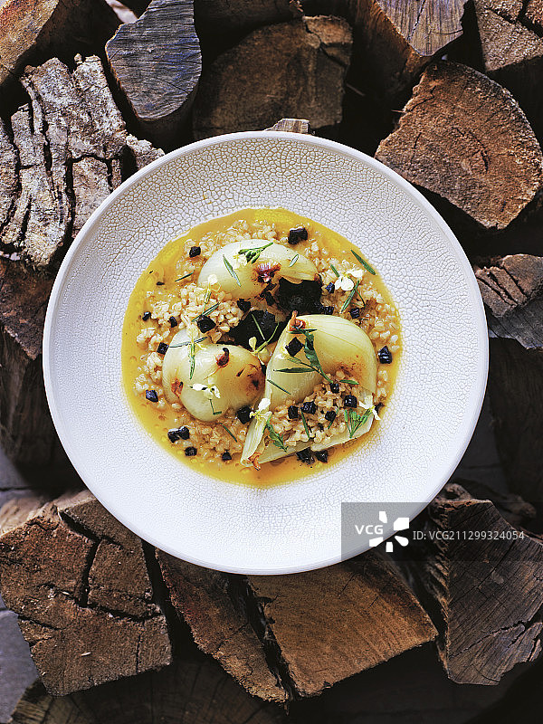 烤洋葱大麦沙拉图片素材