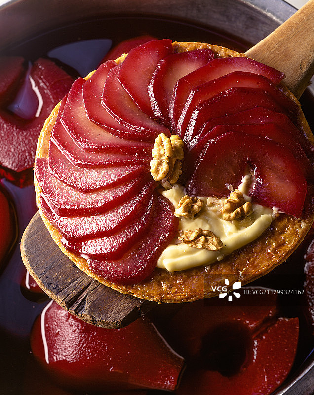 红酒梨、核桃香草奶油千层酥皮挞图片素材