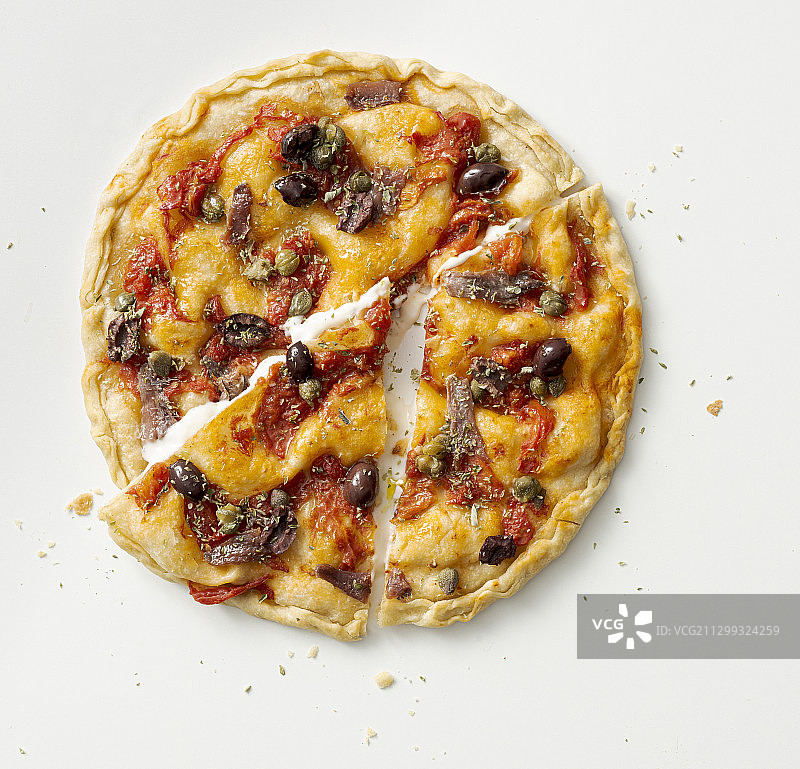 利古里亚风味披萨，配橄榄、刺山柑和番茄图片素材
