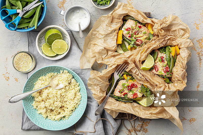 烤三文鱼蔬菜包图片素材