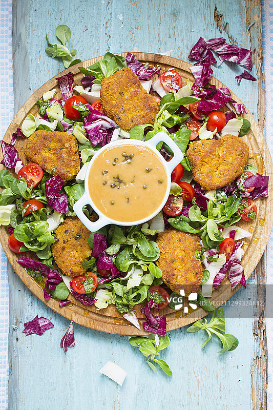 鹰嘴豆饼配胡椒酱和沙拉图片素材