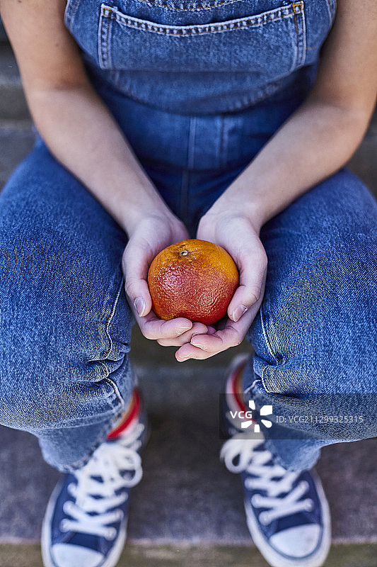手持血橙图片素材