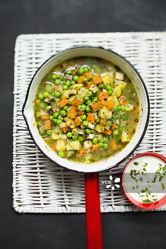 纯素蔬菜汤配豌豆和烟熏豆腐图片素材