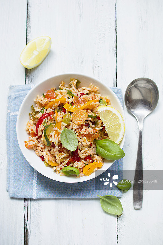 含有西葫芦和辣椒的纯素米饭沙拉图片素材