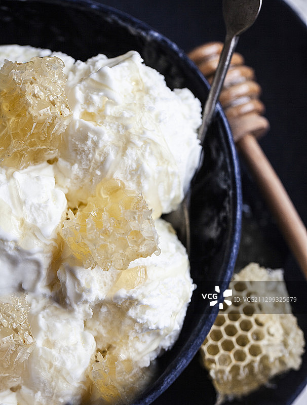香草冰淇淋配蜂巢块和蜂蜜图片素材