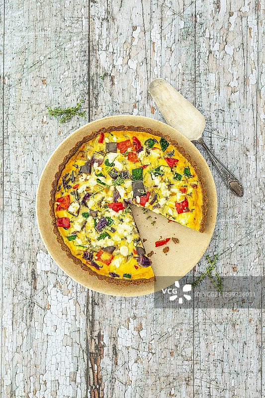 无麸质藜麦，含甘薯粉、亚麻籽粉、地中海蔬菜和羊乳酪图片素材