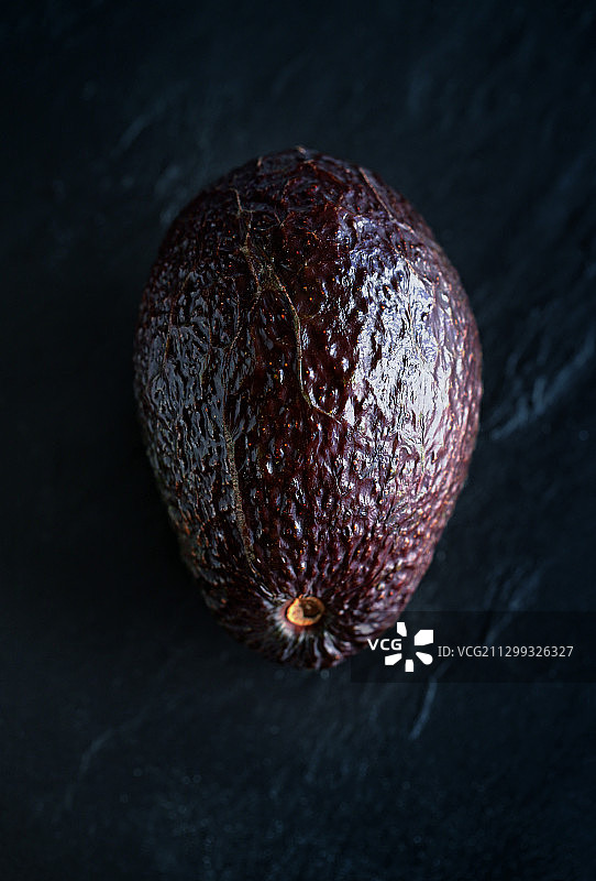 黑色石板背景上的牛油果图片素材