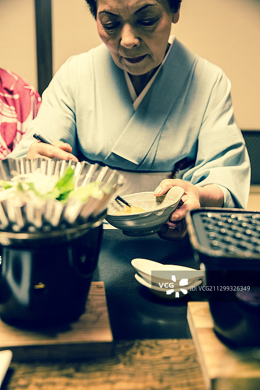 身穿和服的日本女人供应怀石料理图片素材