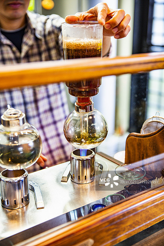 男人冲泡日式咖啡图片素材