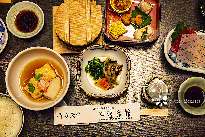 怀石料理：日式清淡菜肴，含酱油、豆腐、牛肉、蘑菇和米饭图片素材