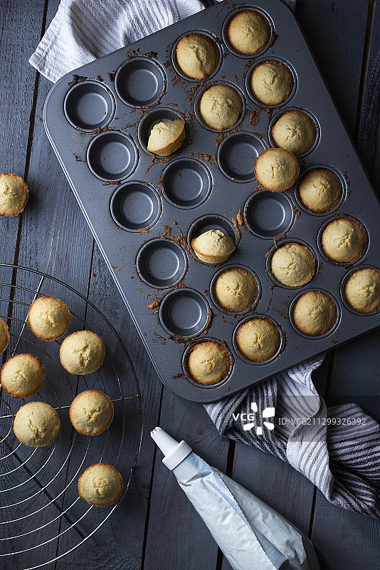 灰色木桌上烤盘中的迷你松饼图片素材