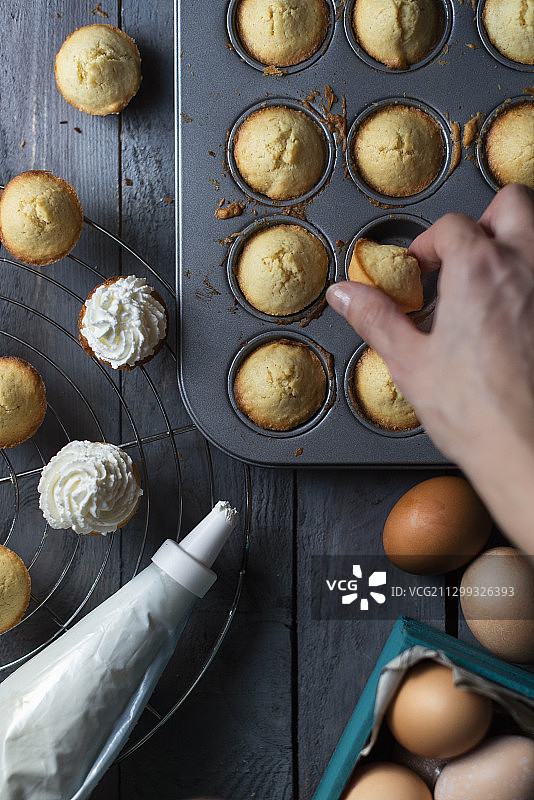 用奶油装饰烤盘中的迷你玛芬蛋糕图片素材