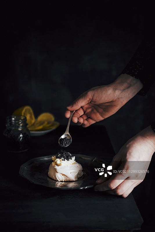 迷你蛋白甜饼配黑鱼子酱图片素材