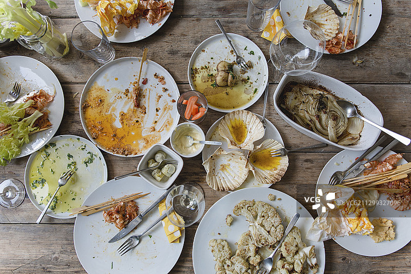 烧烤派对剩下的食物和用过的陶器图片素材