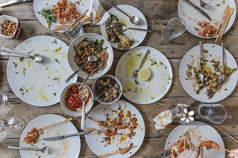 烧烤派对剩下的食物和用过的陶器图片素材