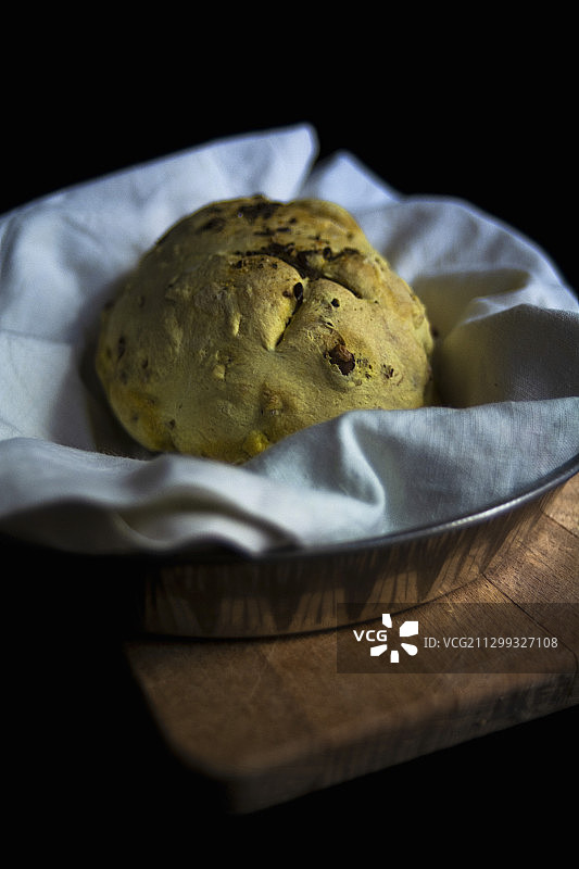 锅里的一块姜黄手工面包图片素材