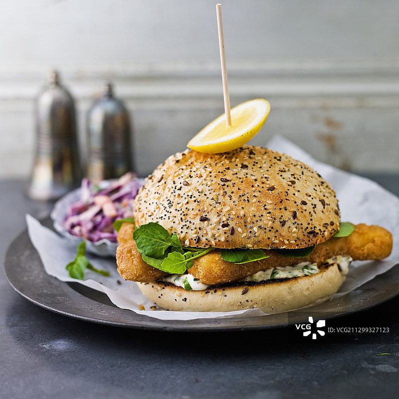 面包夹鱼条配生菜、凉拌卷心菜和柠檬角图片素材
