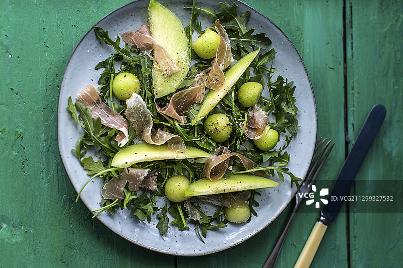 甜瓜沙拉配帕尔马火腿和芝麻菜图片素材
