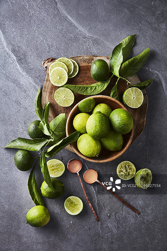 带叶子的青柠图片素材