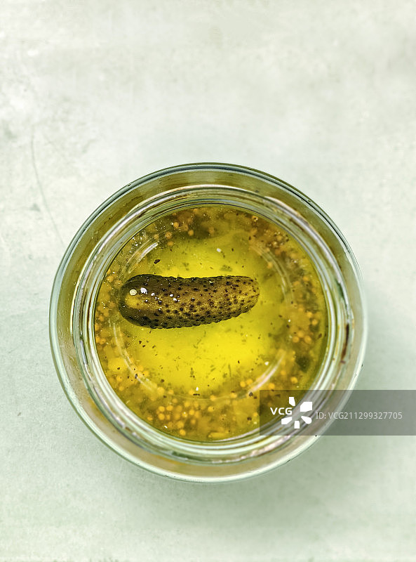 从上方看到的保鲜罐中的小黄瓜图片素材