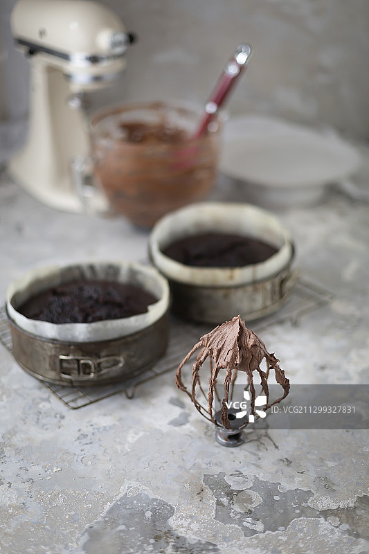 制作中的巧克力蛋糕图片素材