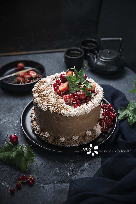 纯素牛轧糖奶油蛋糕配红色水果图片素材