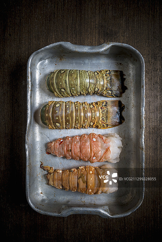 金属托盘上的龙虾壳和尾肉图片素材