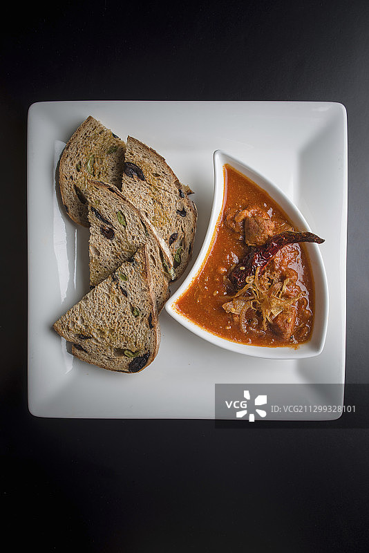 印度猪肉咖喱配酸面包图片素材