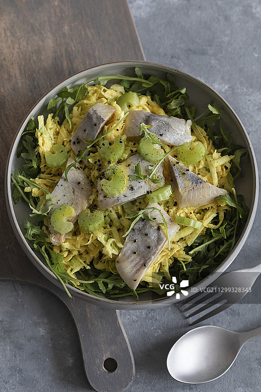 配芹菜根姜黄酱的鲱鱼图片素材