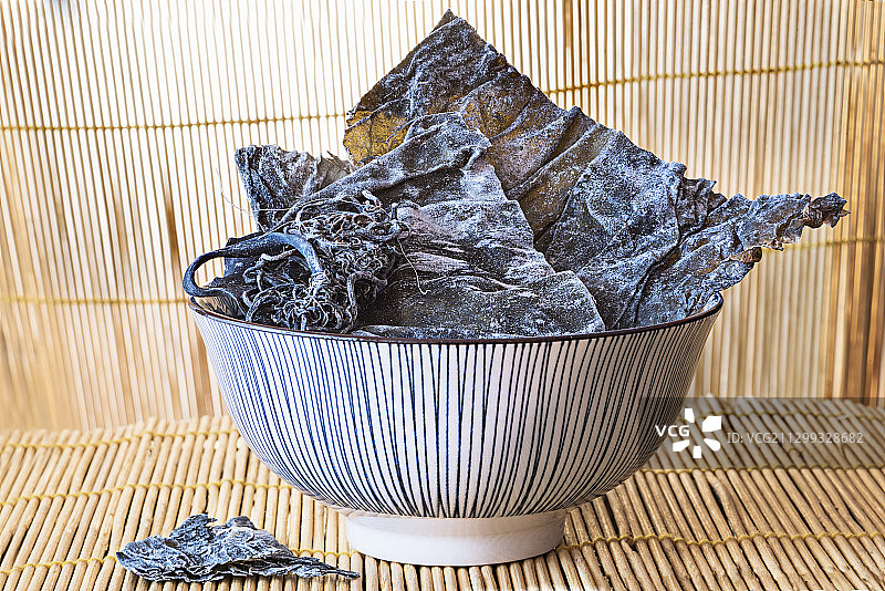 陶瓷碗里的干海带图片素材
