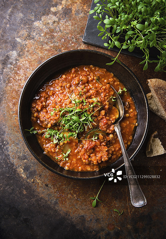 纯素扁豆番茄汤配西葫芦和水芹图片素材