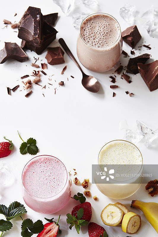 牛奶、草莓、香蕉和巧克力思慕雪图片素材