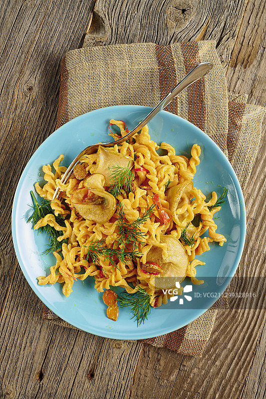 姜黄辣椒油梨子扁豆螺旋面图片素材