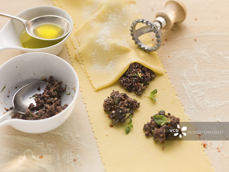 填满血肠的饺子图片素材